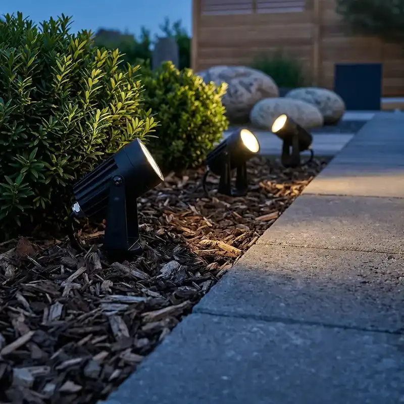 Olcsóbb 12V-os fekete rendszer 7 m-es 3 db LED IP44-es Voltaire Pico reflektorral