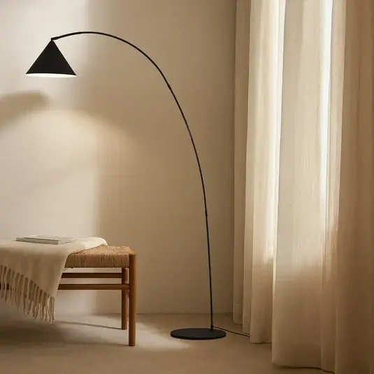 Lindby ívlámpa Triangolo, fekete, magasság 195 cm, fém E27 Kihagyhatatlan ajánlat