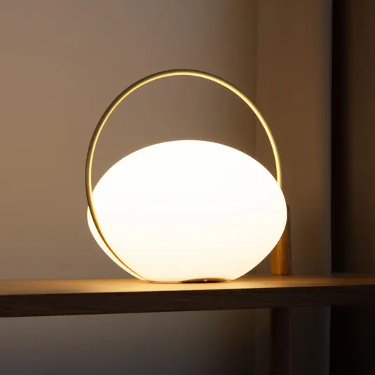 Biztonságos fizetés UMAGE LED tölthető asztali világítás Orbit, fehér/sárgaréz, IP44, CCT