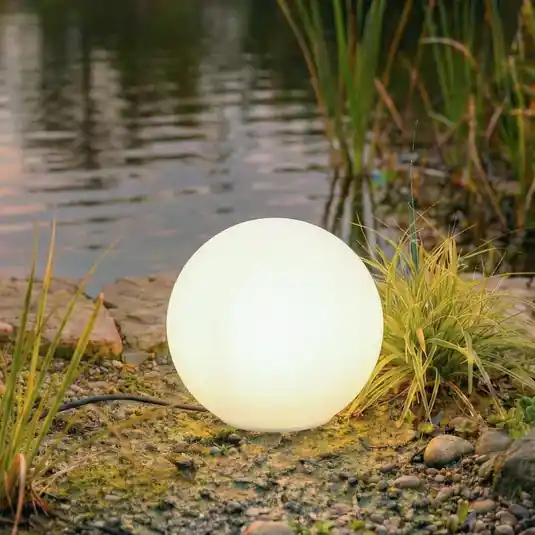 Különleges ajánlat Lindby gömblámpa Valyra, Ø 30 cm, IP54, földbe szúrható
