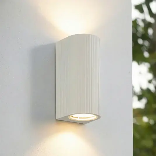 Lindby kültéri fali lámpa Aluvo, fehér, 16 cm, IP65, bordázott Prémium