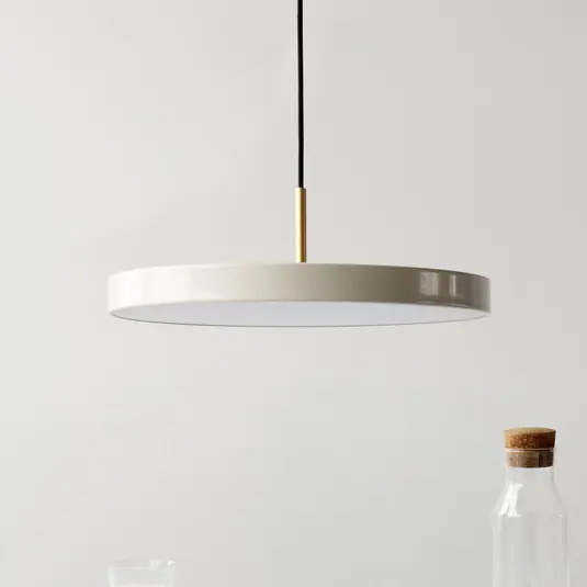 Árcsökkenés UMAGE LED lógó lámpa Asteria Medium gyöngyház/sárgaréz Ø 43 cm