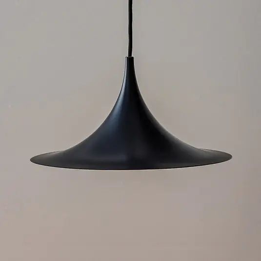 Biztonságos fizetés Gubi lógó világítás Semi, Ø 30 cm, fekete